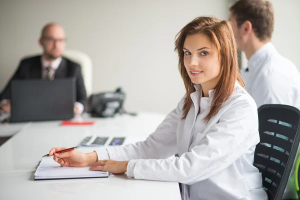 Medische raadpleging met drie artsen en businesman — Stockfoto