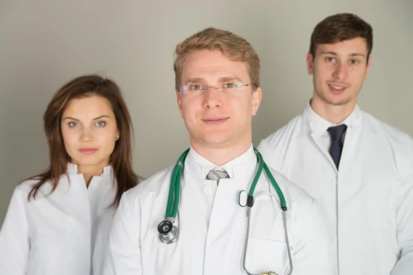 Tre medici sorridono — Foto Stock