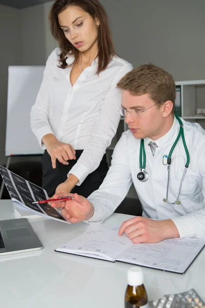 Zdravotní sestra ukazuje lékař RTG — Stock fotografie