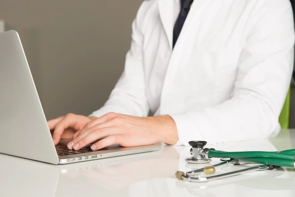 Manos del médico escribiendo en el ordenador —  Fotos de Stock