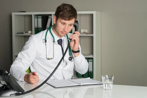 Doctor on telephone — Stock Photo, Image