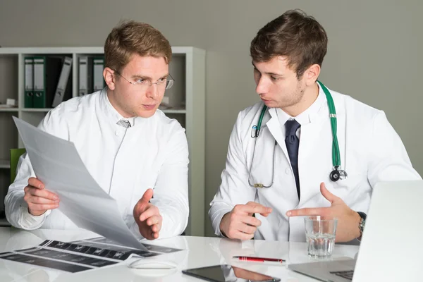 Dva lékaři mluví — Stock fotografie