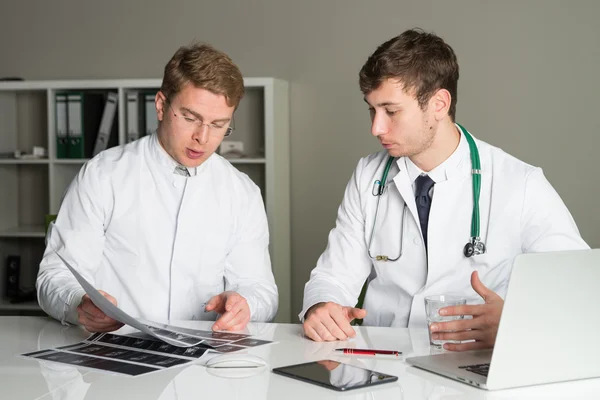 Dois médicos a falar — Fotografia de Stock