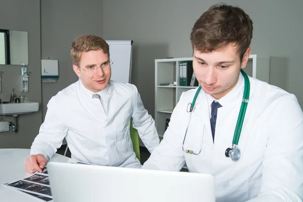 Dois médicos a falar — Fotografia de Stock