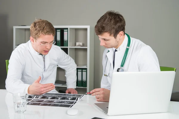 Dois médicos a falar — Fotografia de Stock