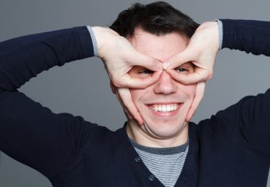 Maskeli genç neşeli adam