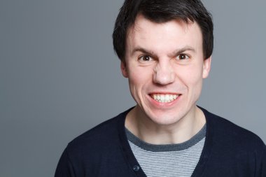 çekici bir genç adam stresli ve sinirli