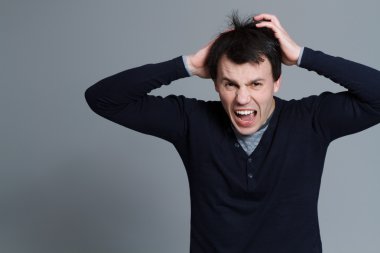 çekici bir genç adam stresli ve sinirli