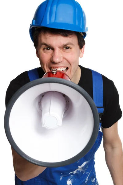 Jovem trabalhador homem com capacete azul gritando em isolat alto-falante — Fotografia de Stock