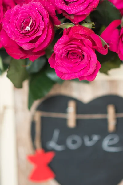 Decoration with pink roses, heart, love sign with the inscriptio — Stock Photo, Image