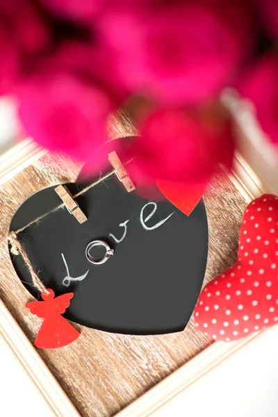 Decorazione con rose rosa, cuore, segno d'amore con l'iscrizione — Foto Stock