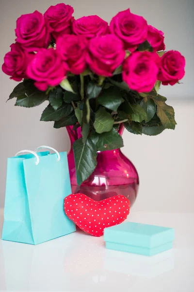 Bukett med rosa rosor i en vas och gåva till 14 februari — Stockfoto