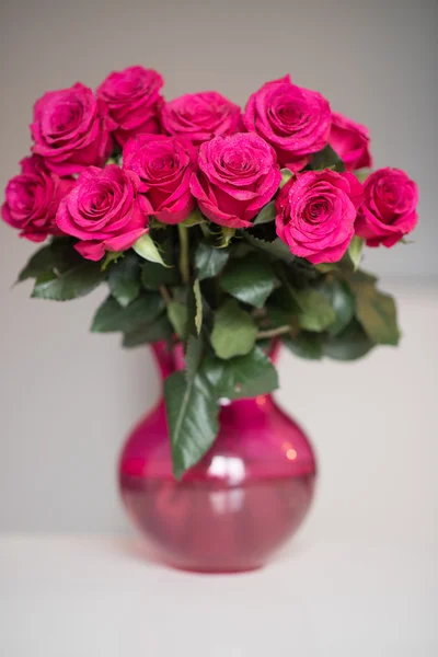 꽃병, 14 2 월 현재 핑크 장미 꽃다발 — 스톡 사진