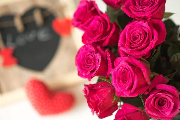 Decoration with pink roses, heart, love sign with the inscriptio — Stock Photo, Image