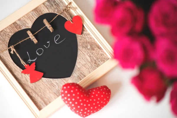 Decorazione con rose rosa, cuore, segno d'amore con l'iscrizione — Foto Stock