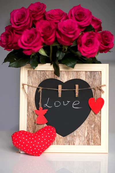 Decoração com rosas rosa, coração, sinal de amor com a inscrição — Fotografia de Stock