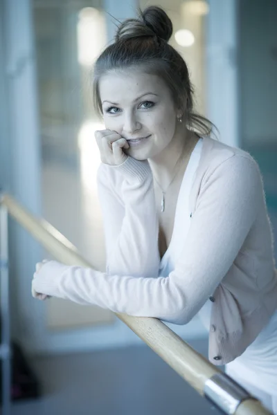 Mooi meisje in de studio ballet — Stockfoto