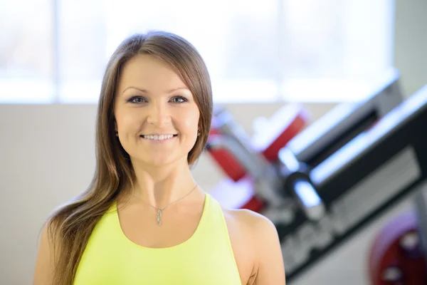 Palestra donna che lavora su una macchina — Foto Stock