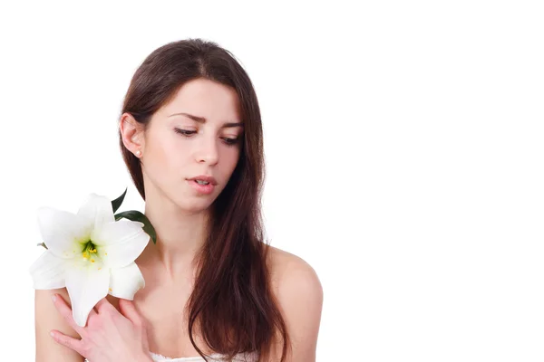 Retrato de mujer hermosa con la piel perfecta sosteniendo lirio —  Fotos de Stock