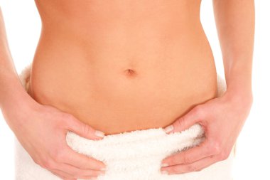 Kadının karnında göbek ile