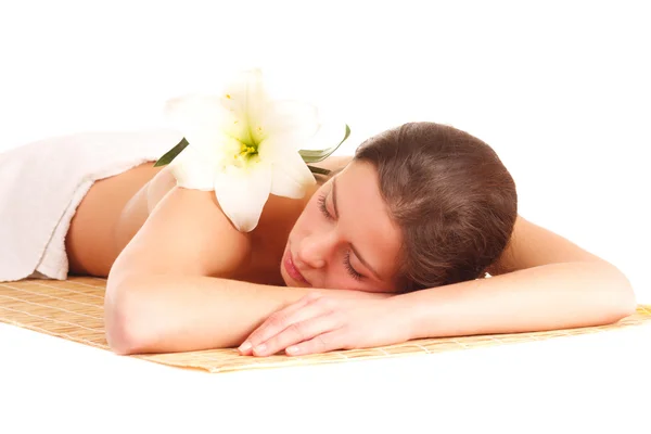 Beauty and spa concept - beautiful woman in spa salon lying on t — Stock Photo, Image