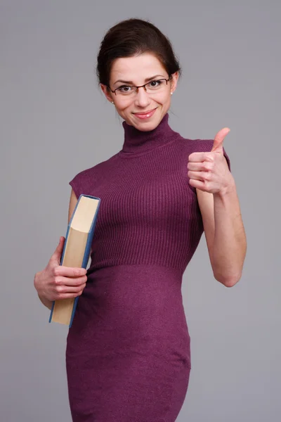 Mooie student met glazen en boek — Stockfoto