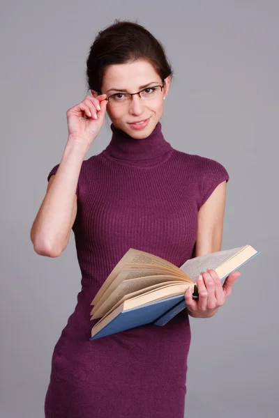 Hermoso estudiante con gafas y libro — Foto de Stock