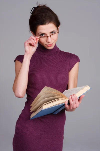 Mooie student met glazen en boek — Stockfoto