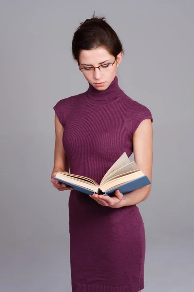 Piękną studentkę z okulary i książki — Zdjęcie stockowe