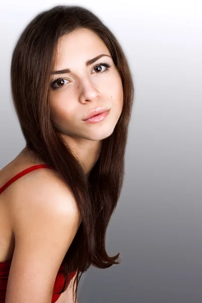 Porträtt av vacker brunett med bruna ögon — Stockfoto