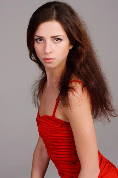 Bella donna in abito rosso — Foto Stock