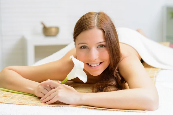 Hermosa mujer en el salón de spa —  Fotos de Stock