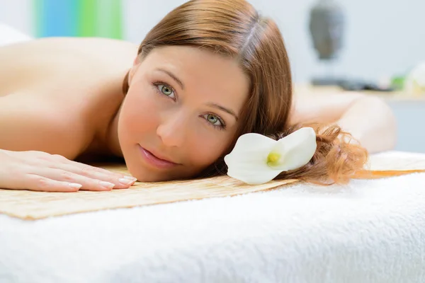 Beautiful woman in spa salon — Stock Photo, Image