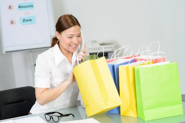 Donna d'affari godere il suo acquisto da shopping online — Foto Stock