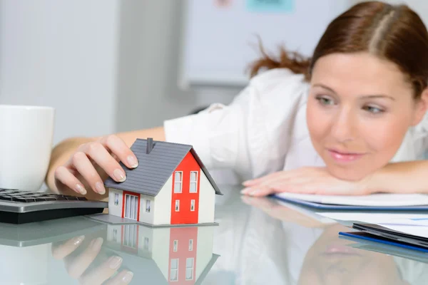 Business vrouw dromen over nieuwe home — Stockfoto