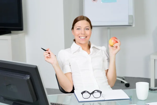Affärskvinna i office har en paus — Stockfoto