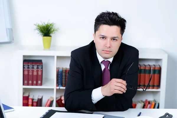 Homme d'affaires attrayant au bureau — Photo