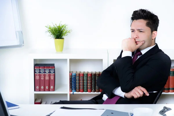 Homme d'affaires attrayant au bureau — Photo