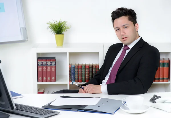 Homme d'affaires attrayant au bureau — Photo