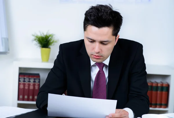 Atractivo hombre de negocios en la oficina — Foto de Stock