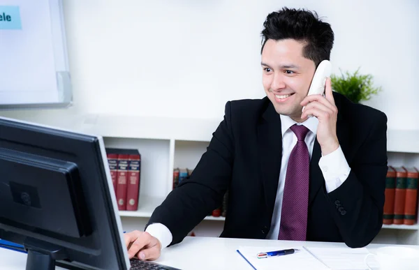 Άτομο ελκυστική για την οικονομία στο γραφείο μιλώντας στο τηλέφωνο — Φωτογραφία Αρχείου