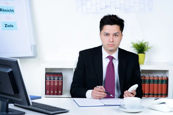 Homem de negócios atraente no escritório — Fotografia de Stock