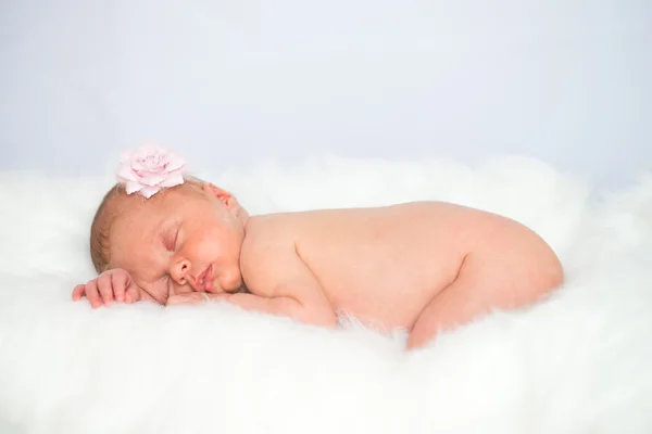 Nouveau-né bébé fille dormir — Photo