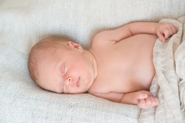 Pasgeboren baby slapen — Stockfoto