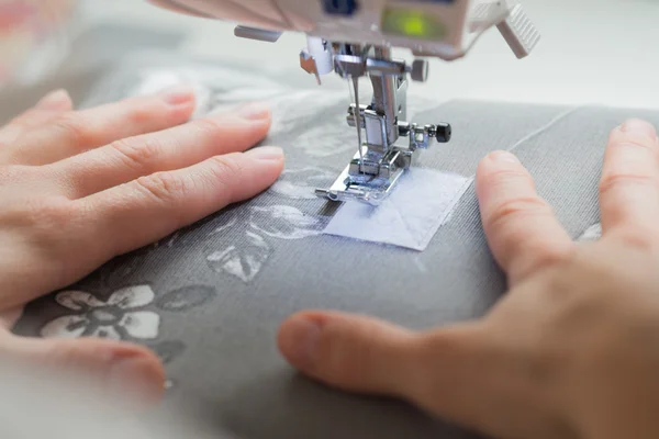 Cerrar las manos de la mujer costura en la máquina de coser — Foto de Stock