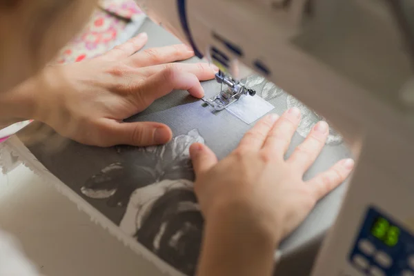 Close woman hands sewing on sewing machine — Stock Photo, Image