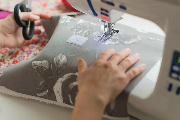 Uzavřít žena ruce šití na šicí stroj — Stock fotografie