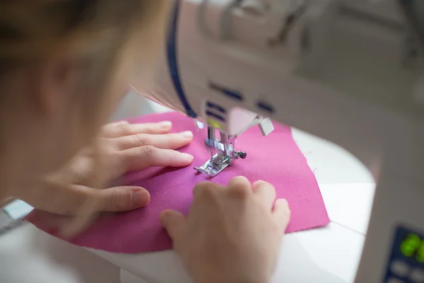 Sluit vrouw handen op naaimachine naaien — Stockfoto