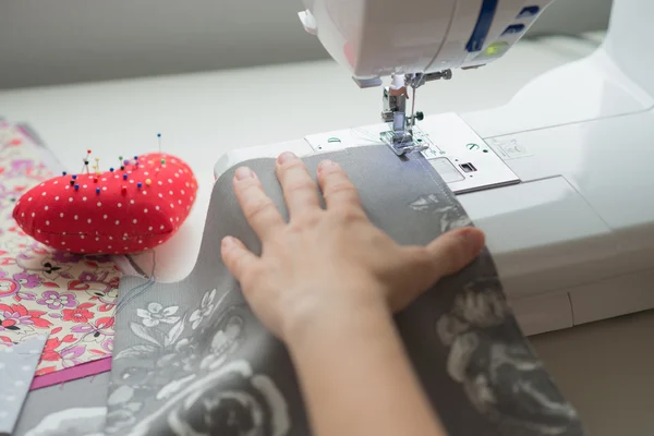 Fermer les mains de la femme couture sur la machine à coudre — Photo