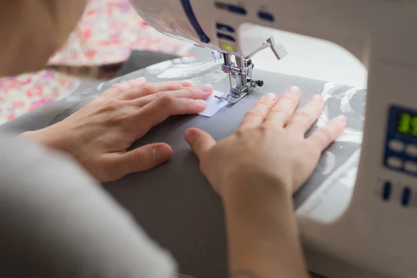 Chiudere le mani della donna che cuce sulla macchina da cucire — Foto Stock